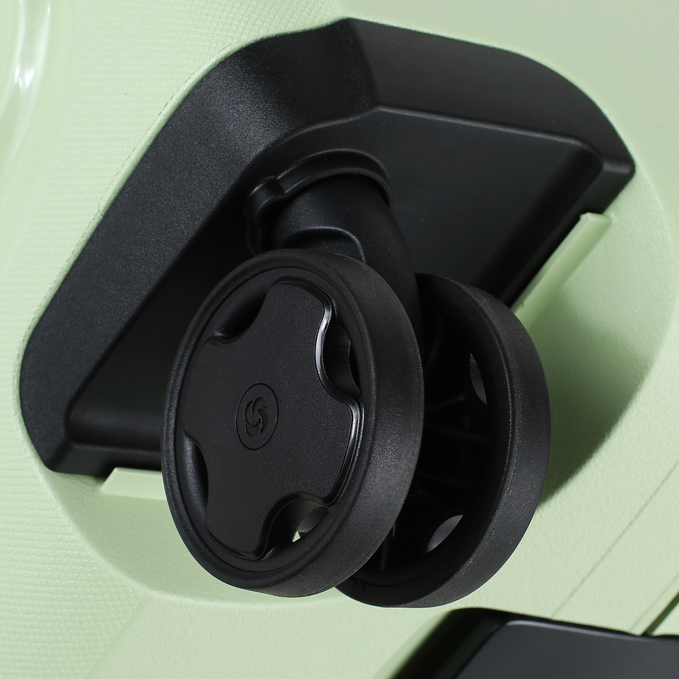 Чемодан средний M из полипропилена Samsonite Essens